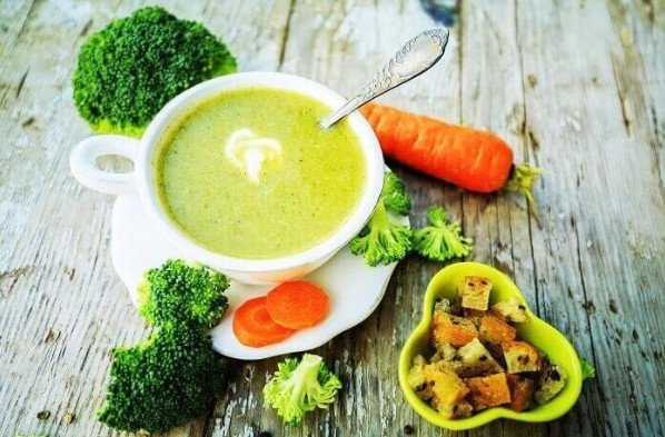 Một tô cháo rây rau củ đầy màu sắc, tượng trưng cho lợi ích dinh dưỡng cho bé ăn dặm