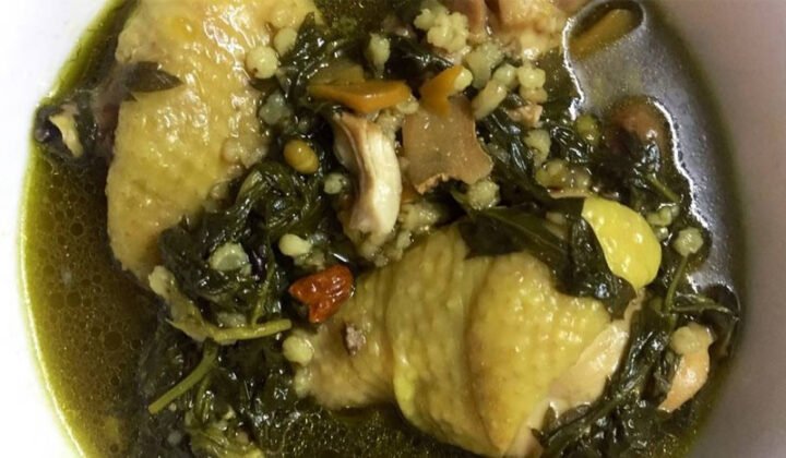 Một tô gà hầm ngải cứu thơm ngon nghi ngút khói, minh họa lợi ích bổ dưỡng cho sức khỏe.