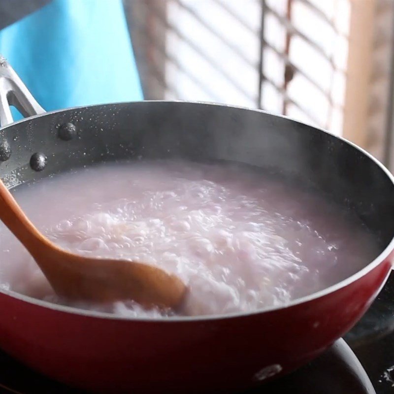 Múc canh khoai mỡ tôm khô ra tô, rắc tiêu và ngò rí