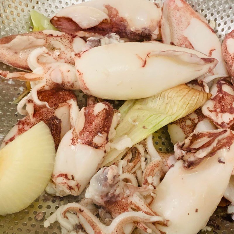 Mực đã được khứa hoa văn và cắt miếng vừa ăn, sẵn sàng cho công đoạn xào mực sa tế.