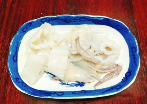 Mực đã được thái miếng vừa ăn, sẵn sàng để xào