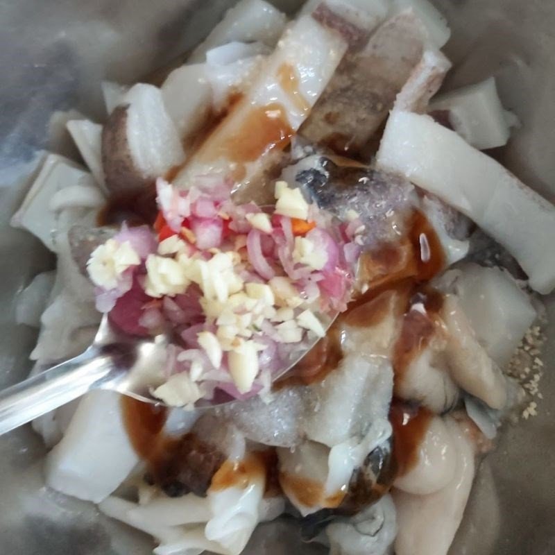 Mực nang đang được ướp với các loại gia vị