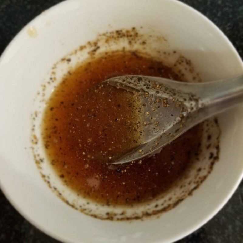 Mực nhồi thịt đang rim nước mắm trên chảo