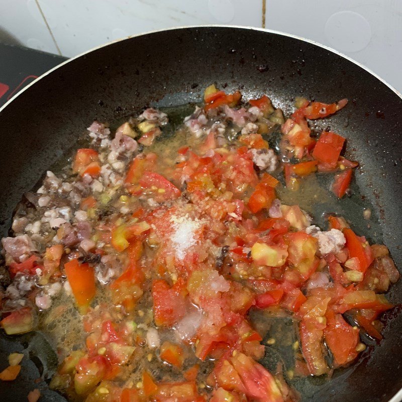 Mực nhồi thịt đang sốt cà chua