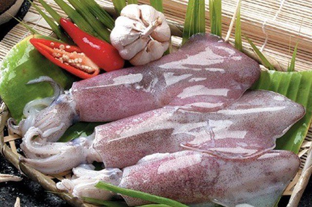 Mực ống tươi rói chuẩn bị sơ chế để làm mực nhồi thịt tại nhà