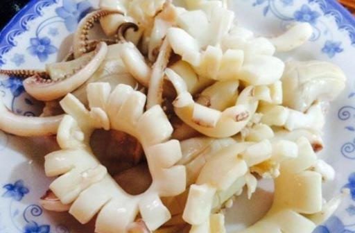 Mực sơ chế sạch, thái hoa đẹp mắt sẵn sàng cho món xào
