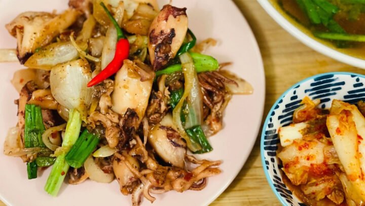 Mực xào sa tế nóng hổi, cay nồng hấp dẫn bày trí đẹp mắt trên bàn ăn, kích thích vị giác.