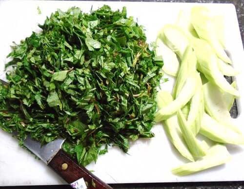 Mướp đã gọt vỏ, thái miếng sẵn sàng để nấu canh cua rau đay
