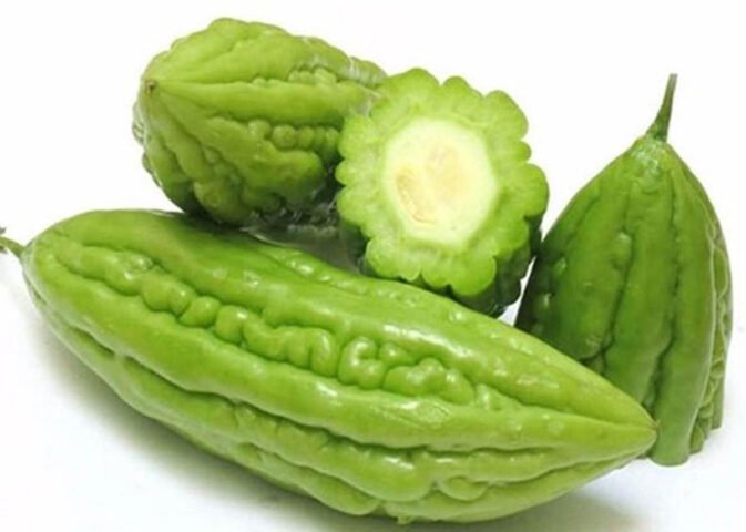 Mướp đắng cắt khoanh và sơ chế sẵn sàng nhồi thịt