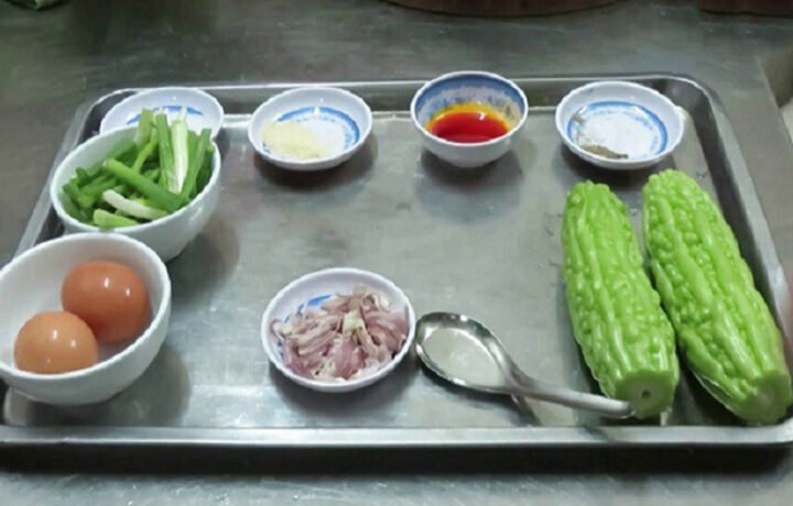 Mướp đắng và trứng là nguyên liệu chính cho món ăn
