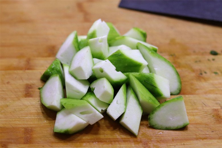 Mướp thái miếng chuẩn bị xào