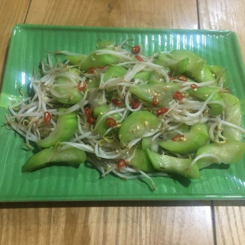 Mướp xào giá đỗ đã hoàn thành với màu sắc bắt mắt