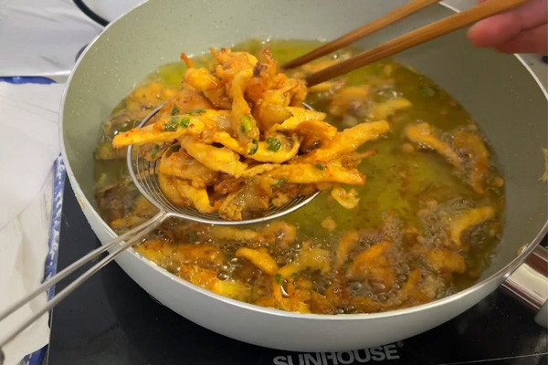 Nấm bào ngư chiên vàng giòn rụm, topping hấp dẫn cho hủ tiếu chay