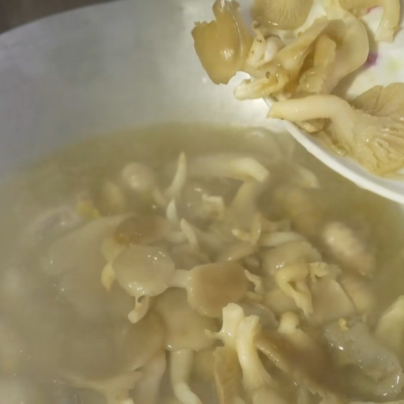 Nấm bào ngư được thêm vào canh kê gà