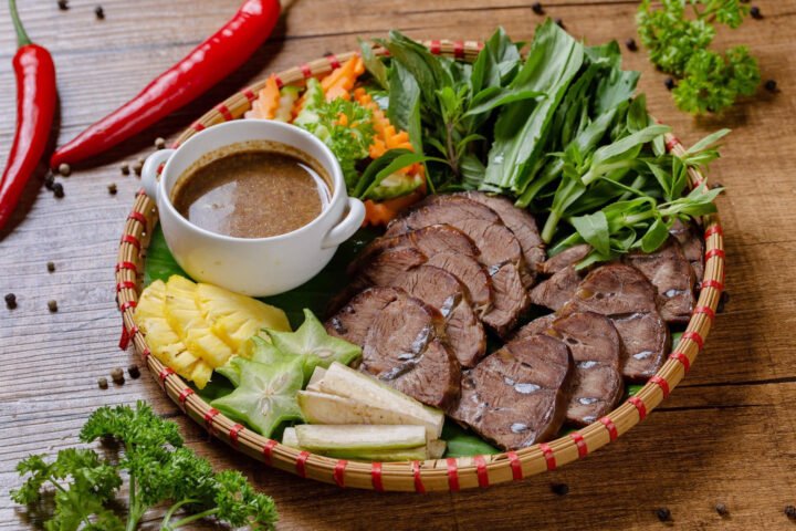 Nạm bò luộc chấm mắm gừng đặc trưng