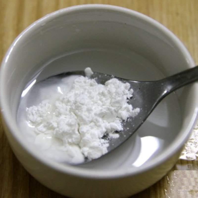 Nấm đông cô, hành tím, tỏi và hành lá đã sơ chế sẵn sàng cho nhân bánh rợm