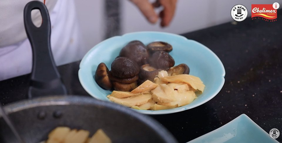 Nấm đông cô khô đang được ngâm nở để chuẩn bị sơ chế cho món xào