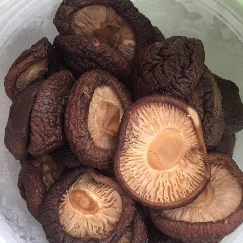 Nấm đông cô, táo đỏ và kỷ tử, những vị thuốc quý trong gà tiềm ớt hiểm