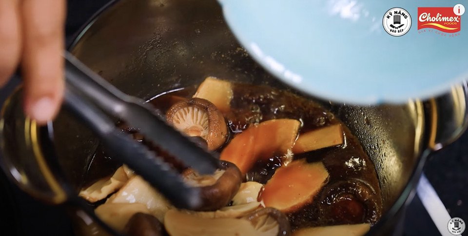 Nấm đông cô và bạch linh đang được rim với nước sốt đậm đà trong chảo
