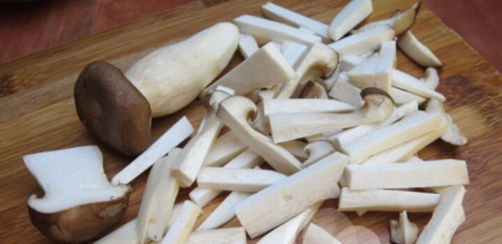 Nấm đùi gà đã sơ chế và cắt lát sẵn sàng chế biến