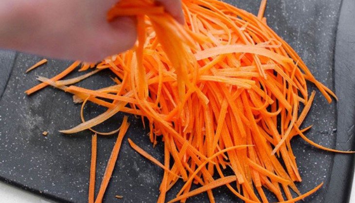 Nấm hương thái lát chuẩn bị cho nhân bánh xèo chay