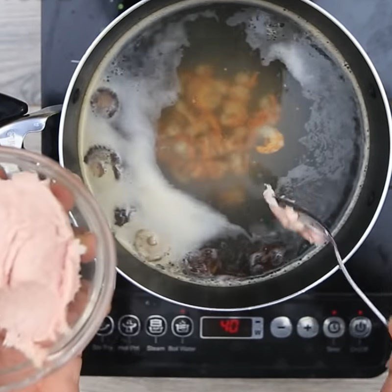 Nấm hương, tôm khô và mọc hòa quyện trong nước dùng canh rau củ