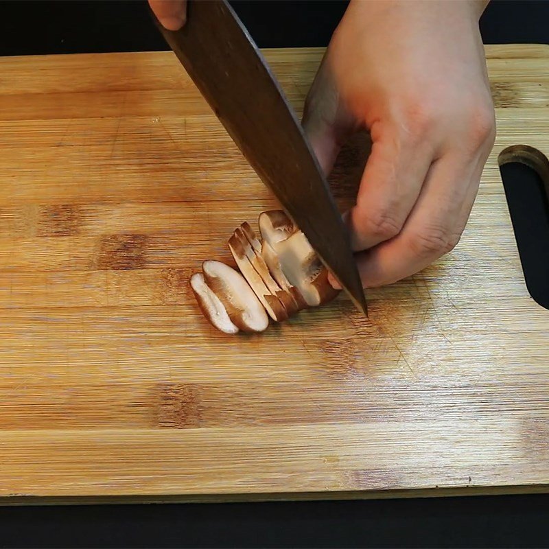 Nấm hương tươi đã sơ chế và cắt lát