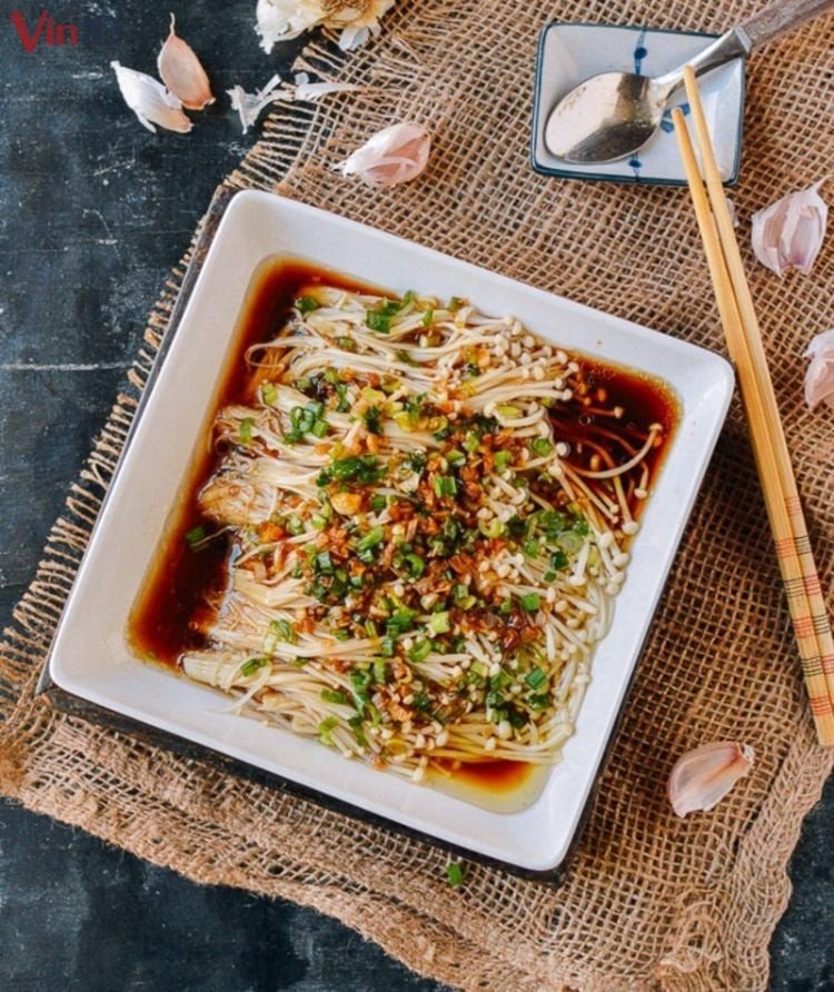 Nấm kim châm xào sa tế đỏ rực, cay nồng