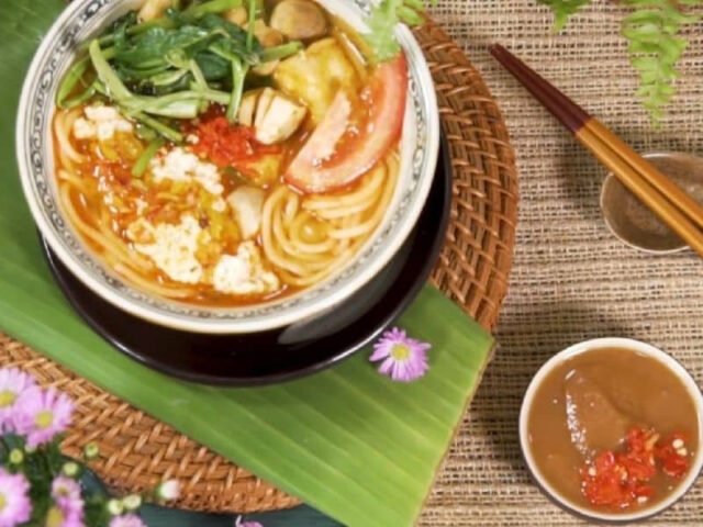 Nấm rơm và nấm bào ngư tươi ngon chuẩn bị cho món bún chay rau củ thanh đạm