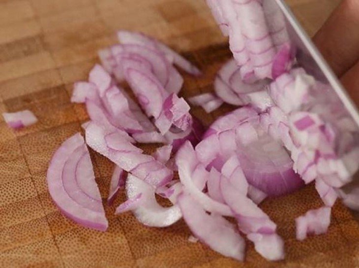 Nấm rơm và thơm chuẩn bị cho món canh chua nấm chay