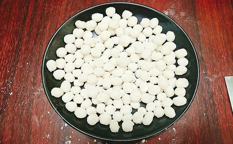 Nặn trân châu nhân dừa cho chè dừa dầm