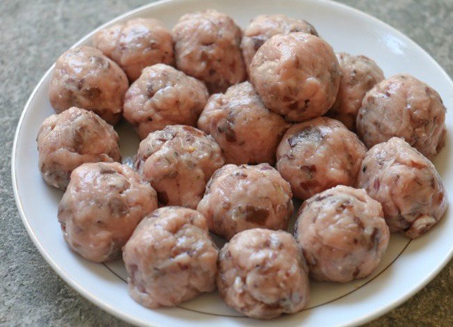 Nặn viên mọc từ giò sống và nấm mộc nhĩ cho món bún mọc sườn