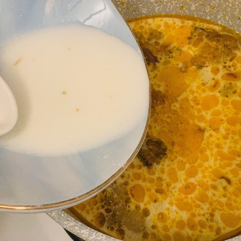 Nấu cà ri ếch trong nồi