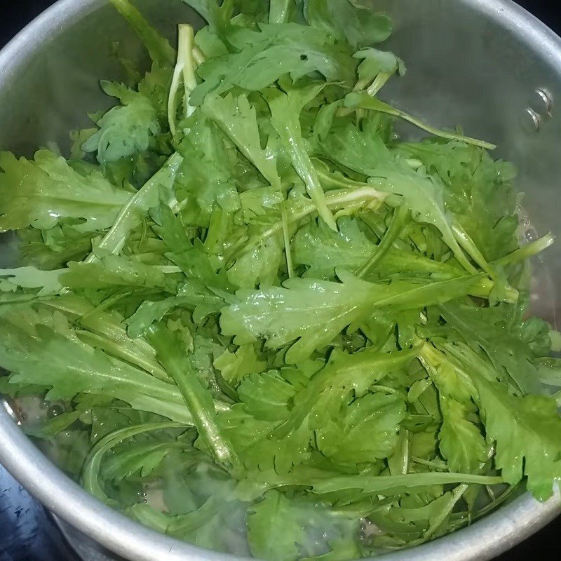 Nấu canh cải cúc chay với nước dùng rau củ