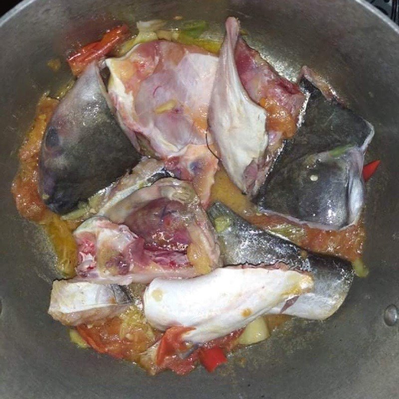 Nấu canh chua cá basa - cho nước, me và nêm gia vị