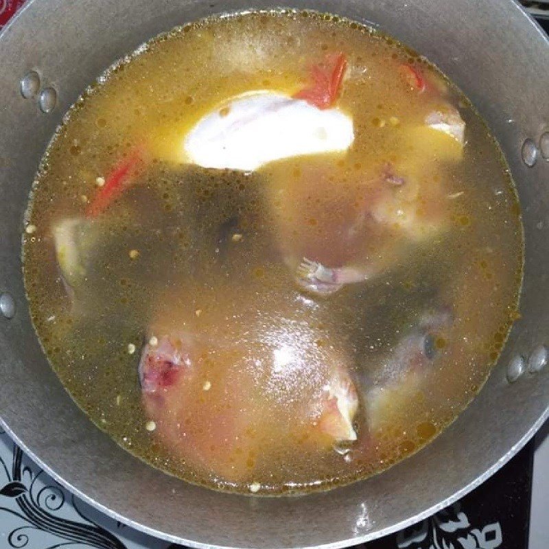Nấu canh chua cá basa - cho rau củ và hoàn tất