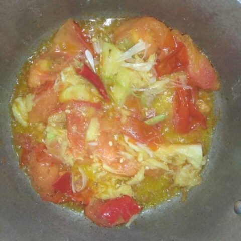 Nấu canh chua cá basa - xào cà chua, phi hành tỏi ớt thơm