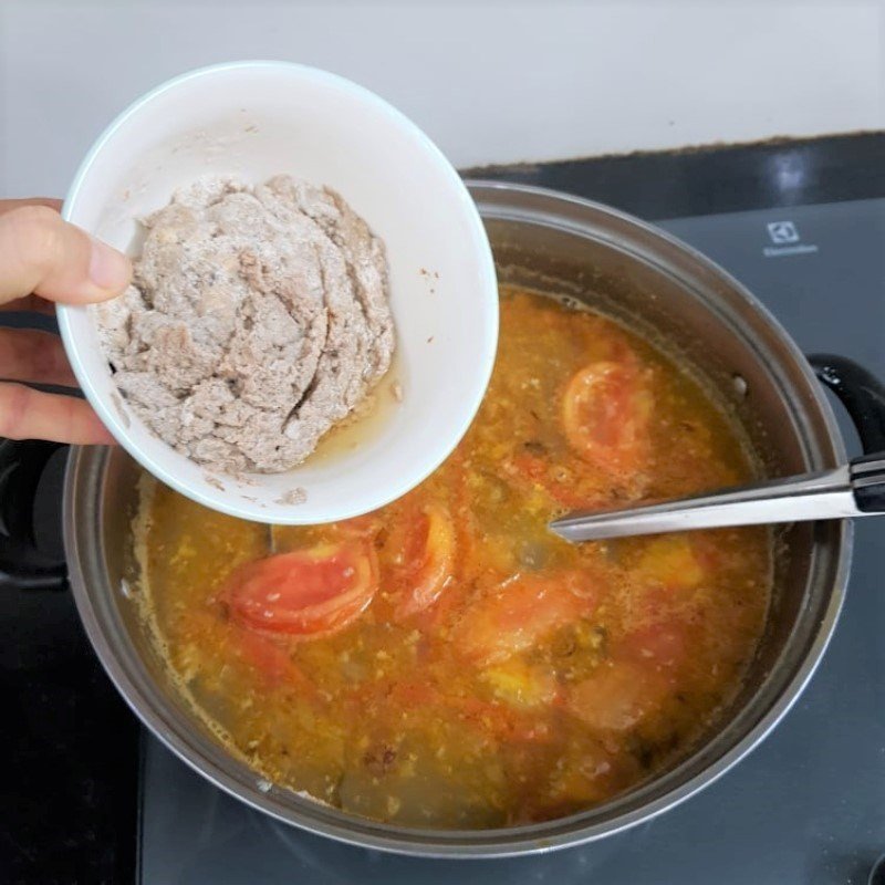 Nấu canh cua với cà chua và nêm nếm gia vị