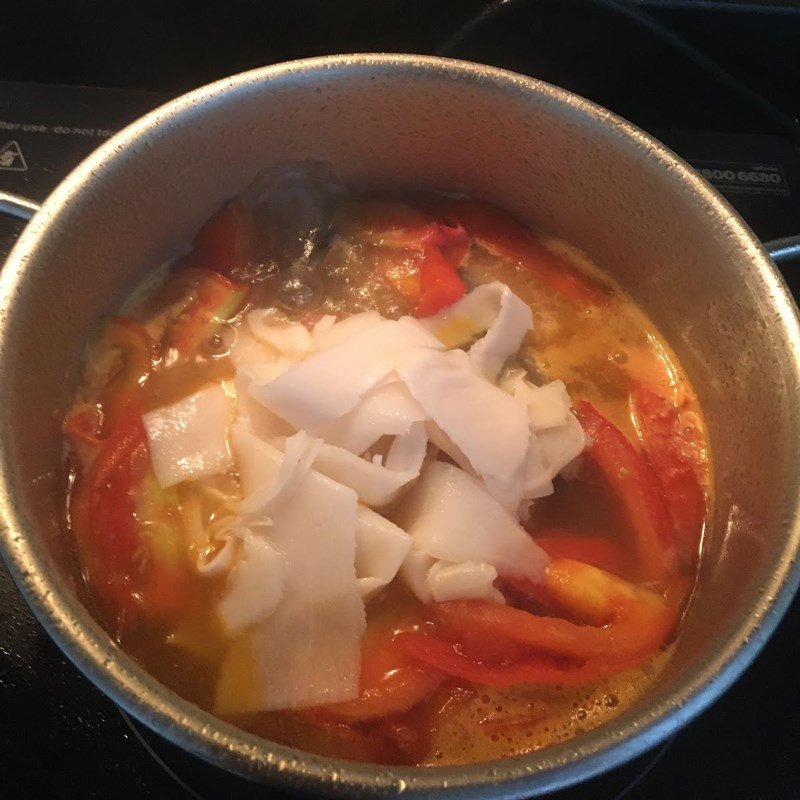 Nấu canh đầu cá hồi với măng chua trên bếp