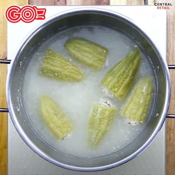 Nấu canh khổ qua nhồi thịt trên bếp