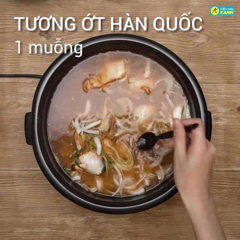 Nấu canh kim chi thịt bò với đậu hũ và nấm kim châm