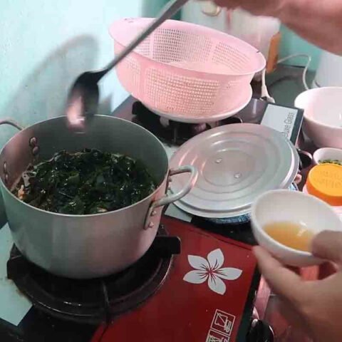 Nấu canh rong biển tôm tươi