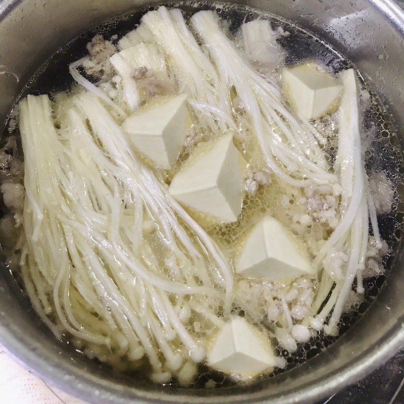 Nấu canh với nấm và đậu hũ