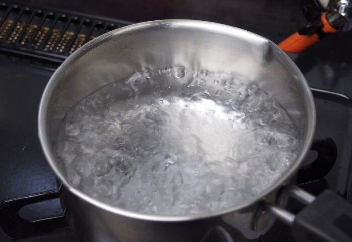 Nấu cháo bằng nước sôi giúp cháo nhanh nhừ mà không cần ngâm gạo