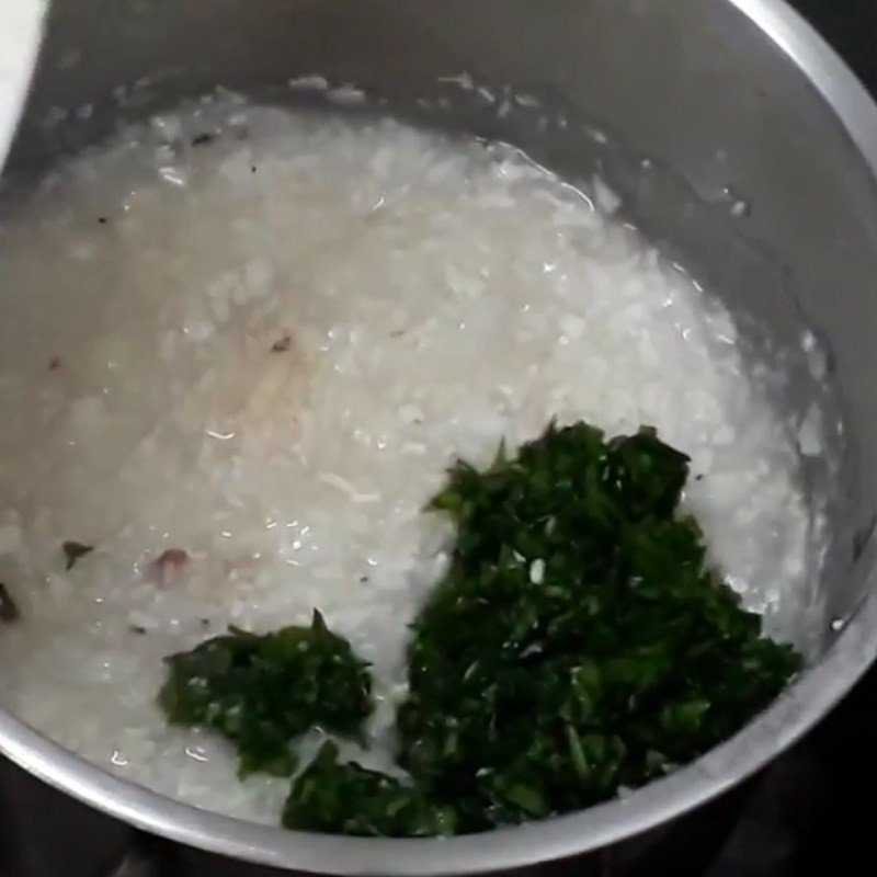 Nấu cháo cua biển rau mồng tơi