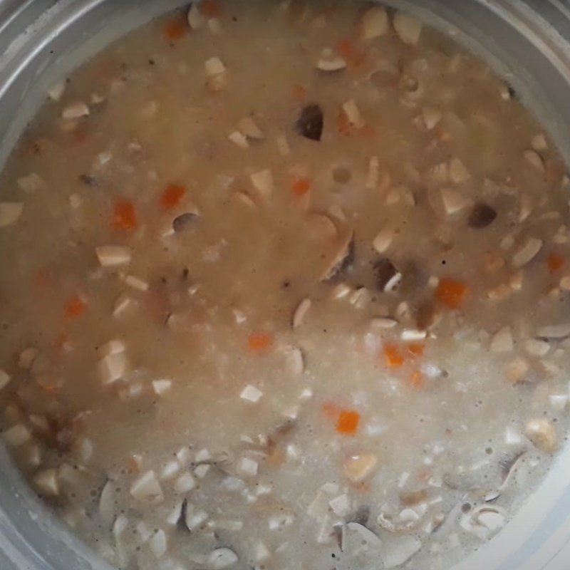 Nấu cháo nấm rơm thịt băm trong nồi cơm điện