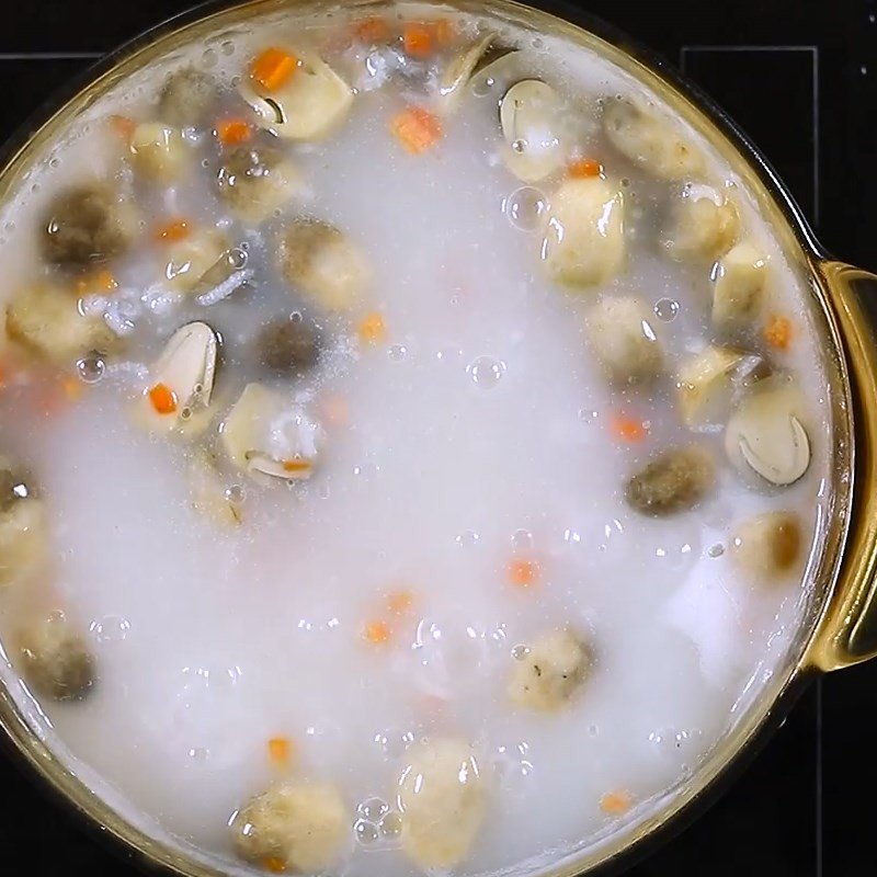 Nấu cháo nấm rơm trên bếp