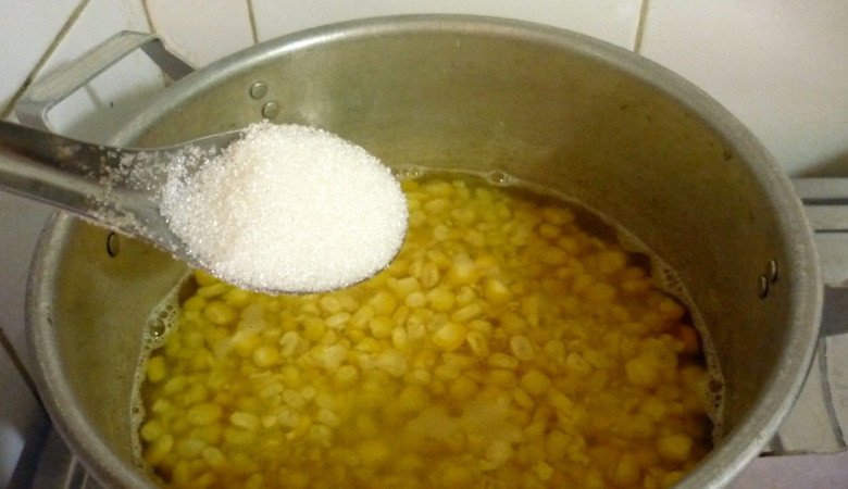 Nấu chè bột sắn dây cùng hạt ngô non ngọt