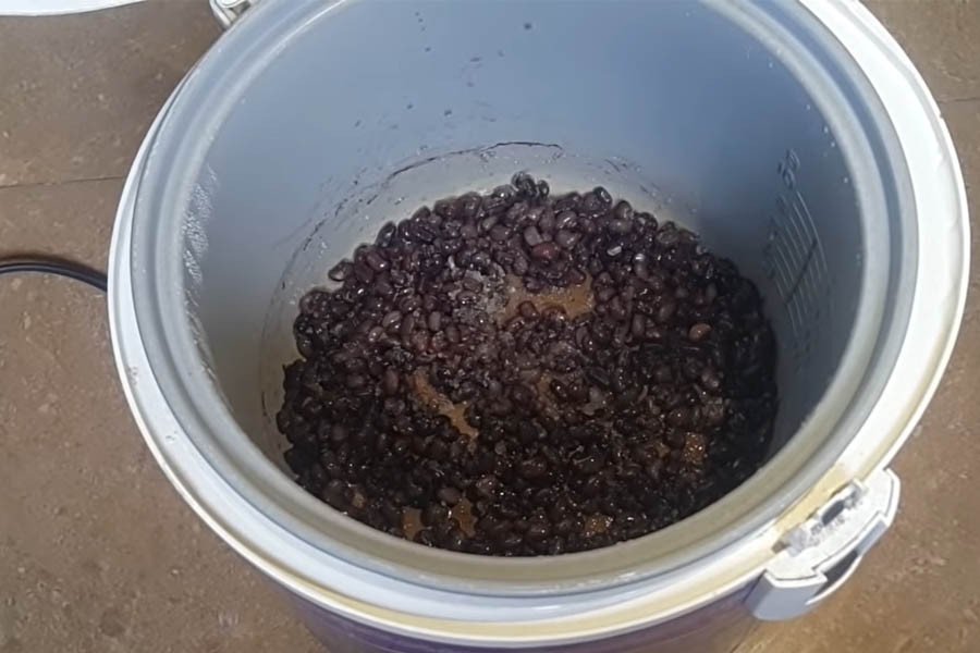 Nấu chè đậu đen cho chè thập cẩm