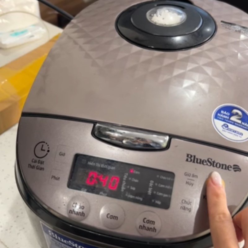 Nấu cơm gạo lứt đen bằng nồi cơm điện